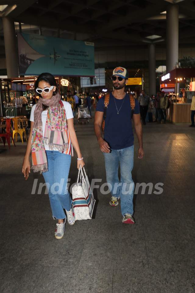 Shahid Kapoor, Mira Rajput  snapped at the airport 