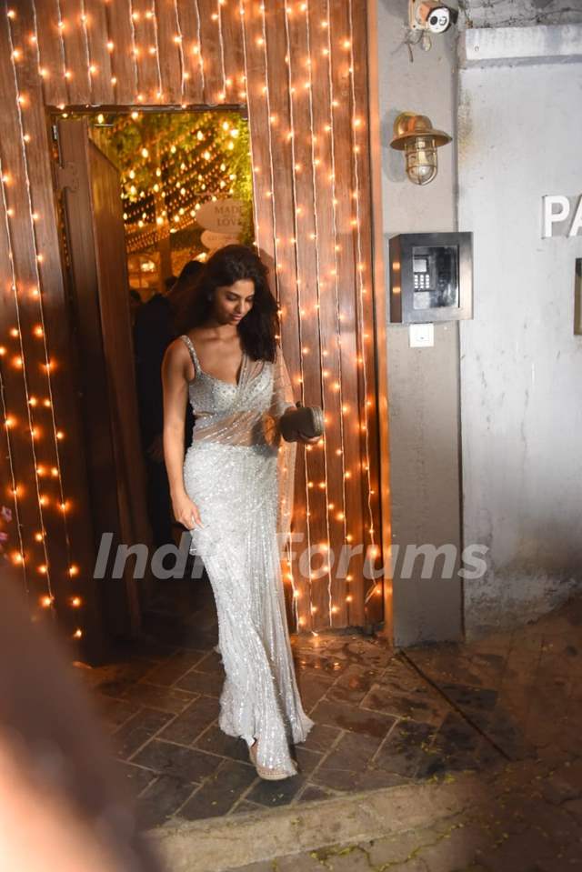 Suhana Khan sizzled in a shimmery sari for Alanna Panday's Mehendi ceremony.