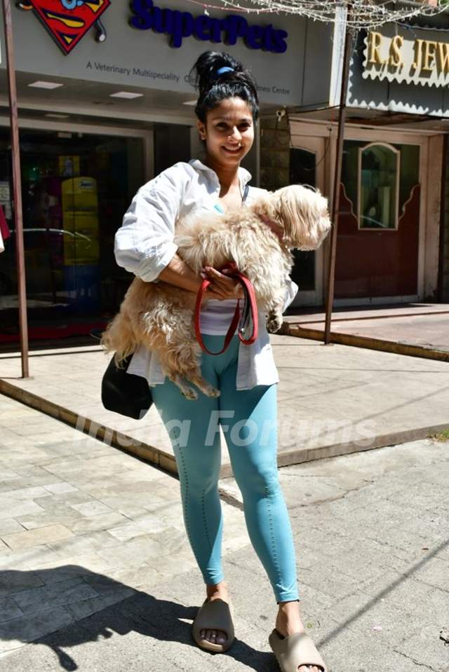 Tanishaa Mukerji snapped with her pet in Khar 