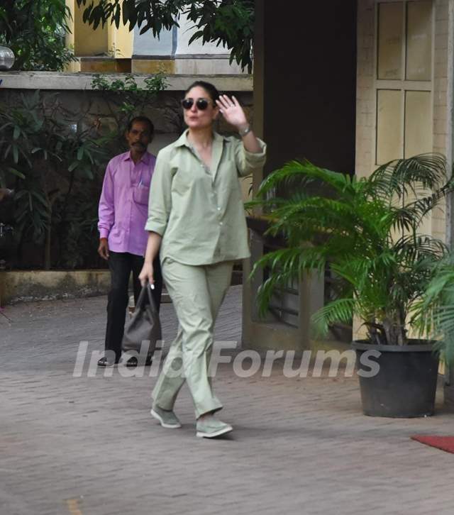Kareena Kapoor snapped in Bandra