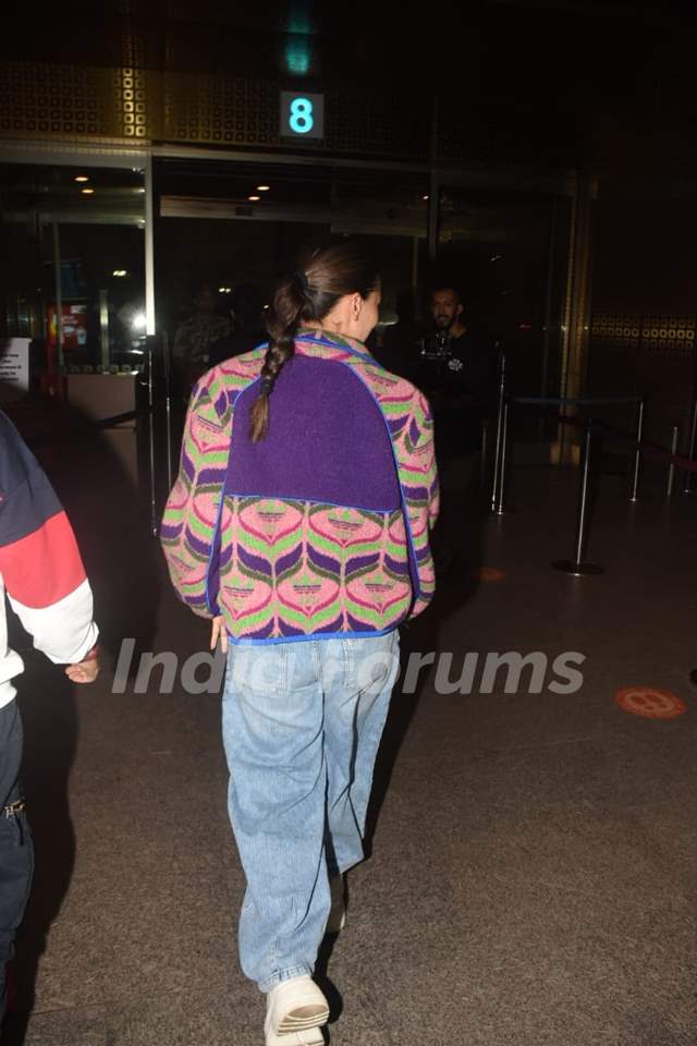 Alia Bhatt snapped at the Mumbai airport 