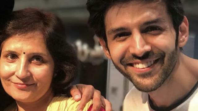 Kartik Aaryan with his mother 