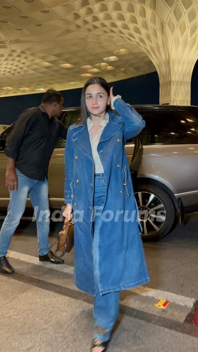 Alia Bhatt snapped at the Mumbai airport 
