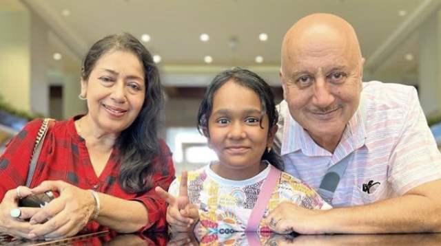 Satish Kaushik's wife, daughter and Anupam Kher 