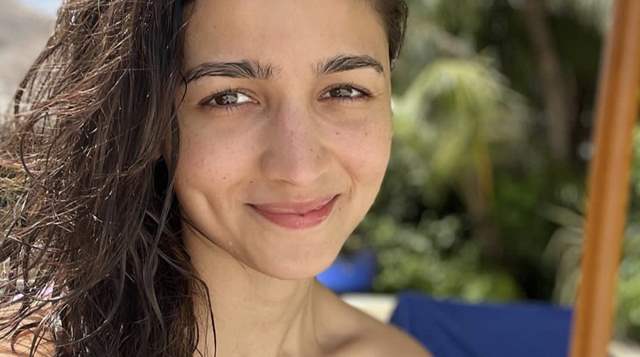 Alia Bhatt Takes Social Media By Storm With Stunning No Makeup Beach Selfie India Forums