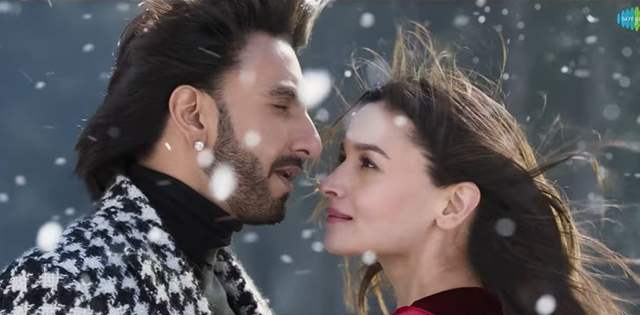 Indian Transcends Sexy Videos - Tum Kya Mile' transcends you into the world of Yash Chopra with Ranveer and  Alia's sizzling ...