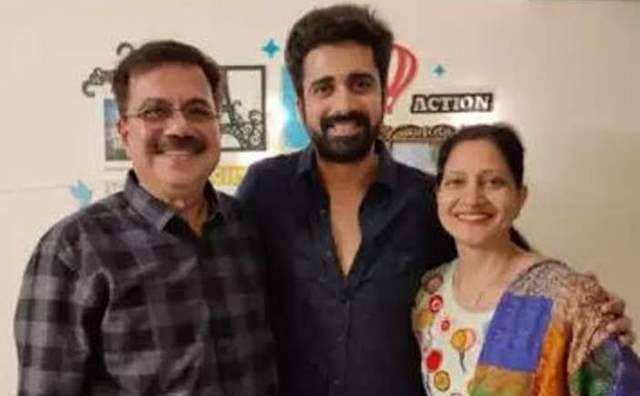 Avinash Sachdev and his parents