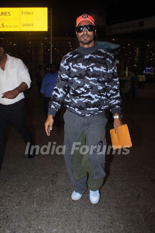 Vidyut Jammwal snapped at the Mumbai airport 