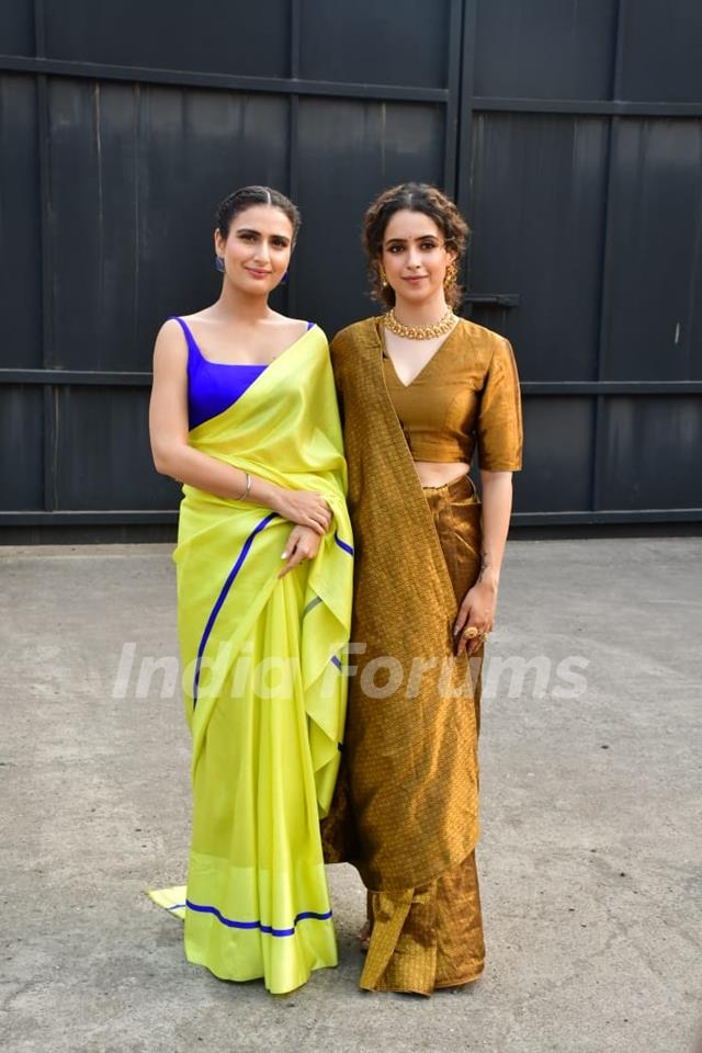  Sanya Malhotra and Fatima Sana Shaikh snapped promoting their upcoming film Sam Bahadur on the set of Sa Re Ga Ma Pa