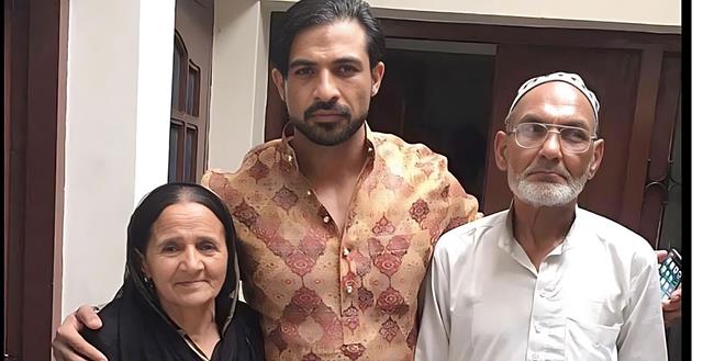 Mohammed Nazim with his parents