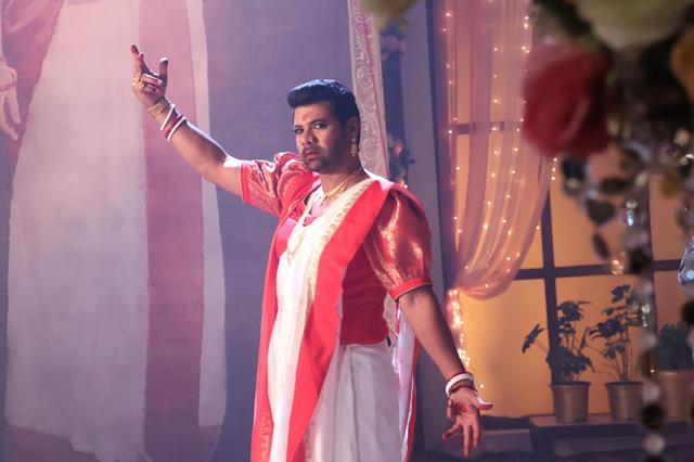 Shabbir Ahluwalia as Mohan