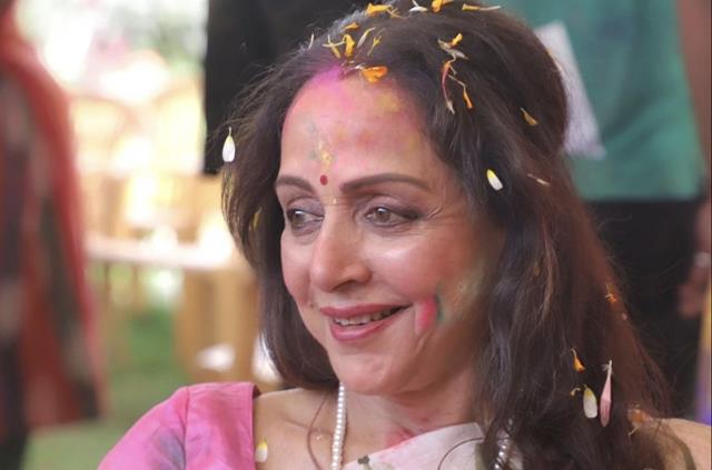 Hema Malini steals hearts in Vrindavan, sings 'Sholay' classic & bhajans: Video