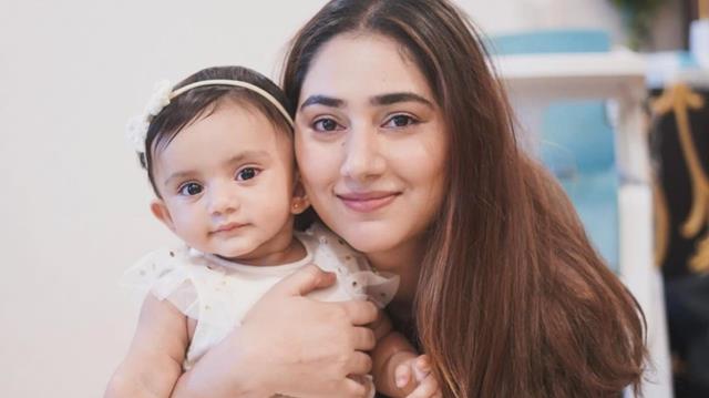 Disha Parmar with her daughter 