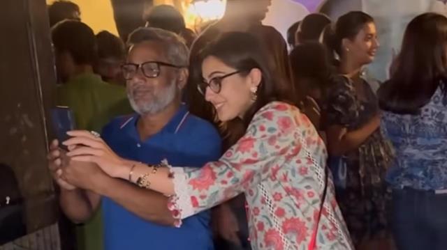 Sara Ali Khan Slays in Casual Ethnic Attire, Clicks Selfies with Fans - Video Sparks Online Frenzy