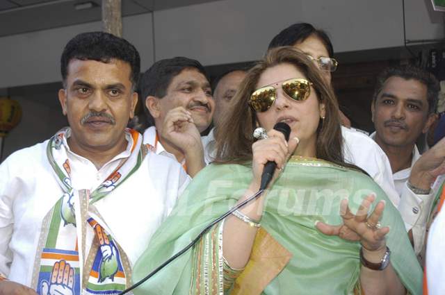 Bolywood actress Dimple Kapadia campaigns for Sanjay Nirupam at Borivli in Mumbai