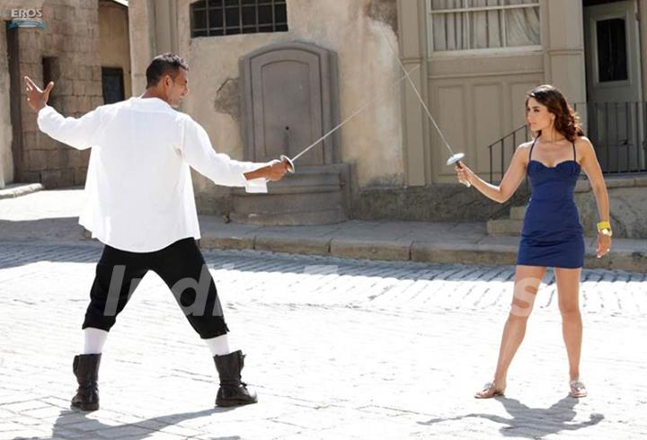 Akshay kumar sword fight with Kareena