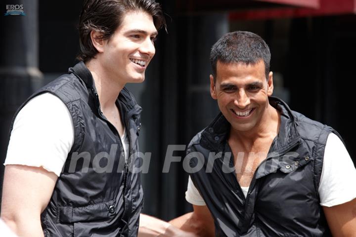 Akshay Kumar is laughing in Kambakth Ishq