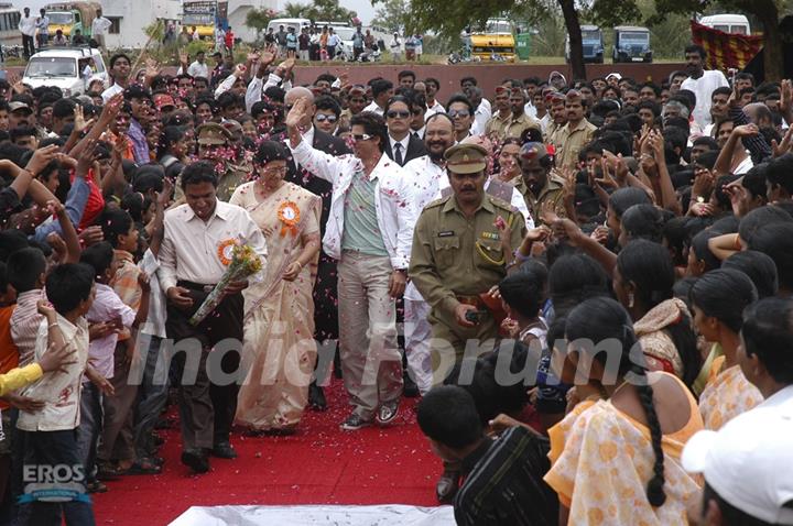 Shahrukh Khan waving hands