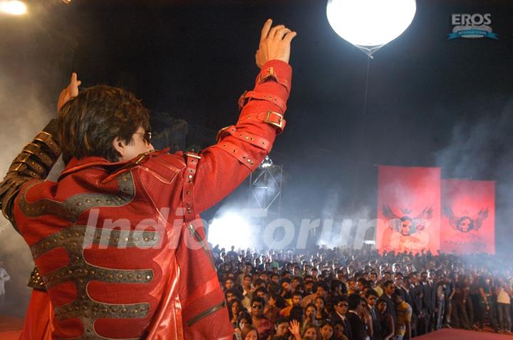 Shahrukh waving hands for his fans