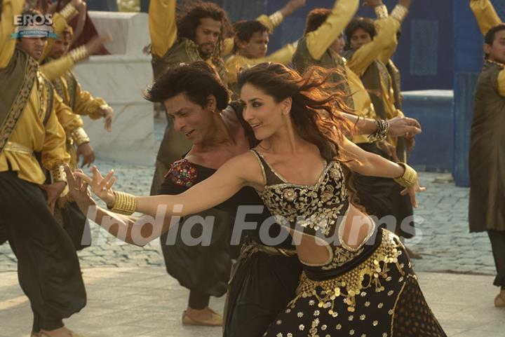 Shahrukh dancing with Kareena in marjani song