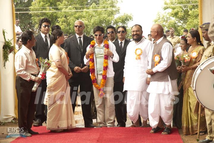 Shahrukh welcomed by the people