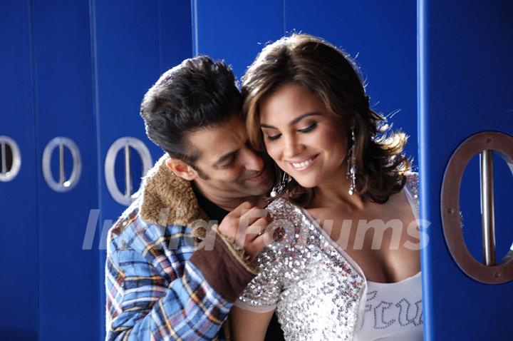 Romantic scene of Salman Khan and Lara Dutta