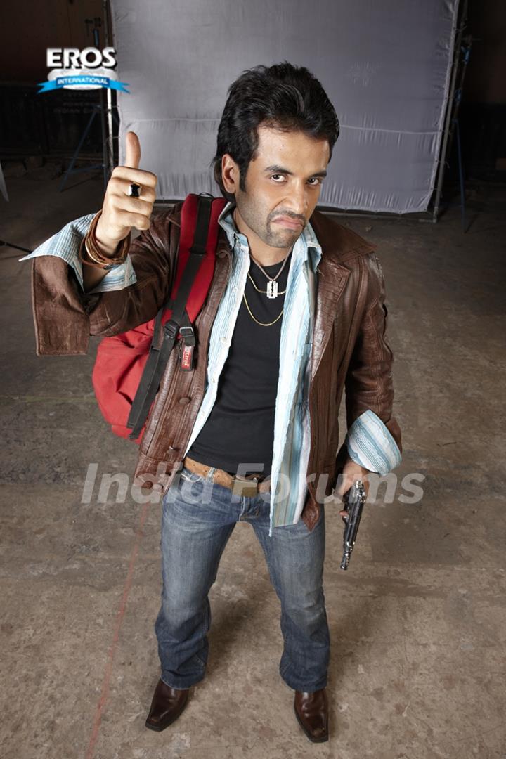 Tushar Kapoor saying all the best