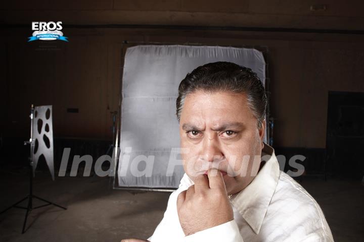 Manoj Pahwa looking funny in One Two Three