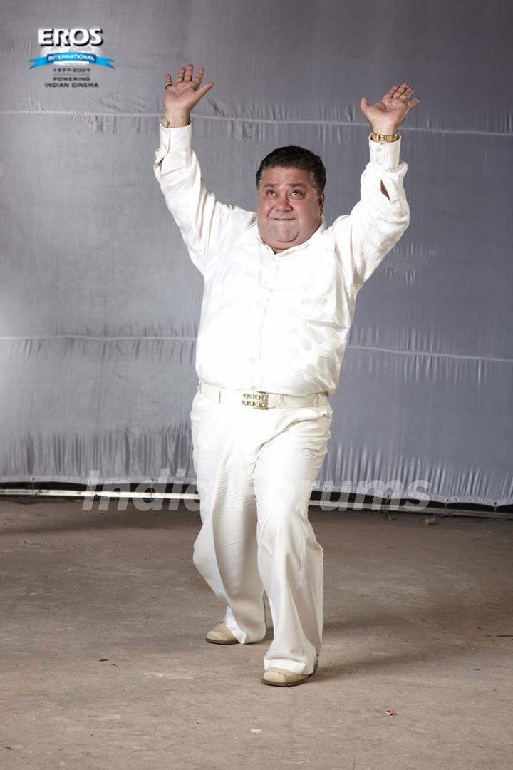 Manoj Pahwa dancing in One Two Three