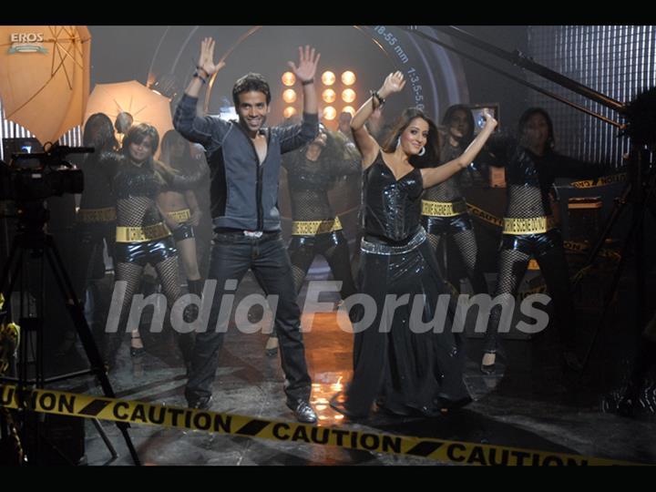 Tusshar and Raima are dancing together