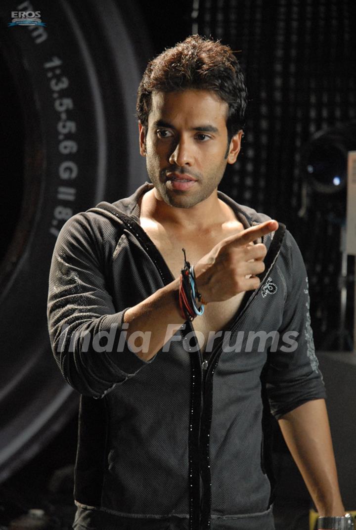 Tusshar Kapoor pointing someone