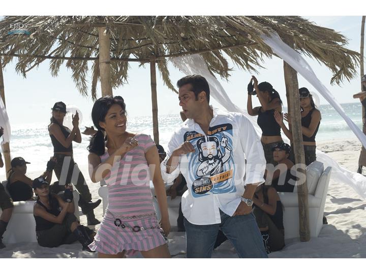 Salman and Priyanka in a song Tujhe Aksa...