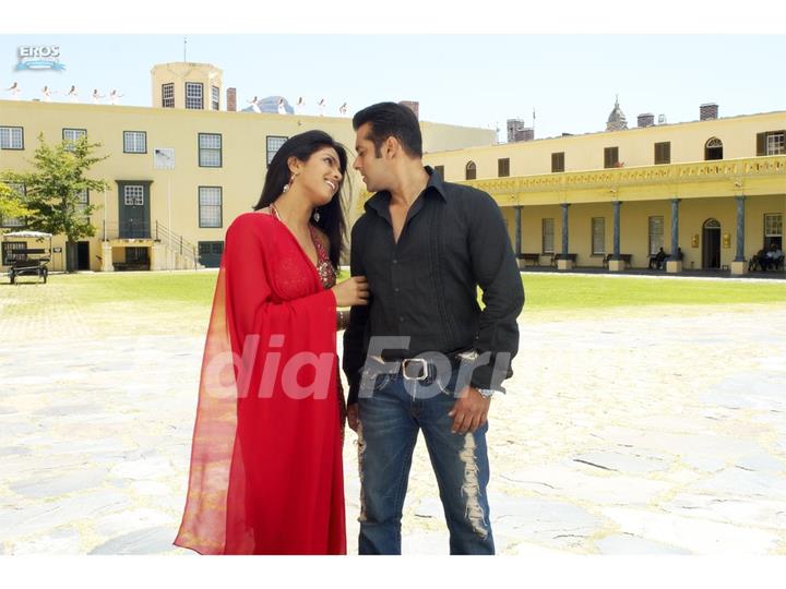 Salman and Priyanka looking hot