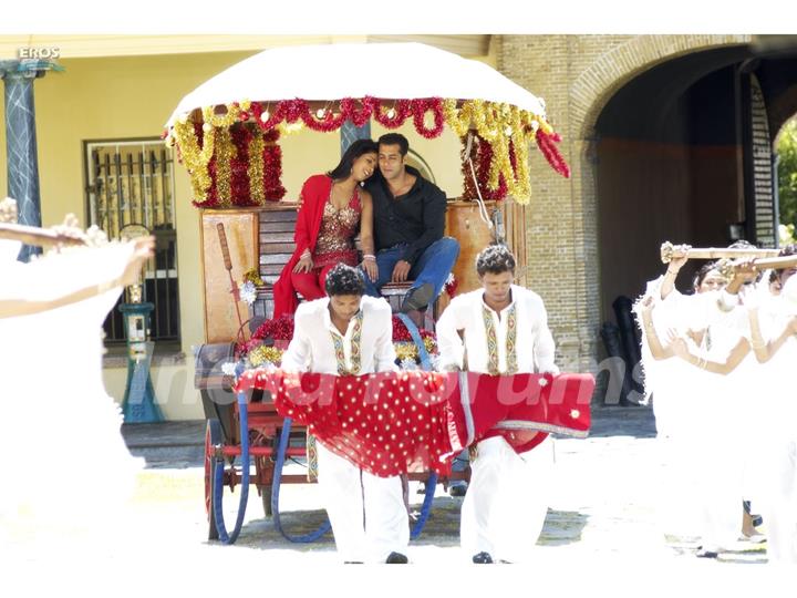 Salman and Priyanka sitting on a rickshaw