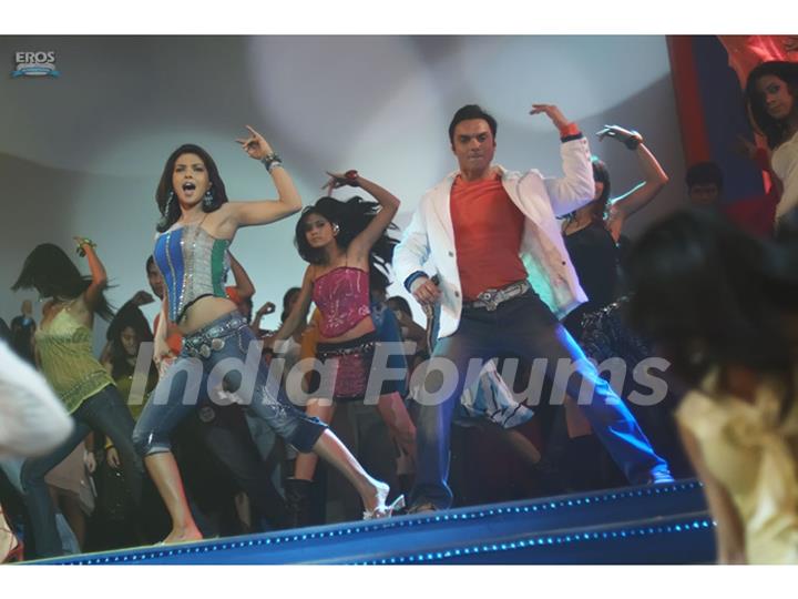 Sohail and Priyanka dancing on the dance floor
