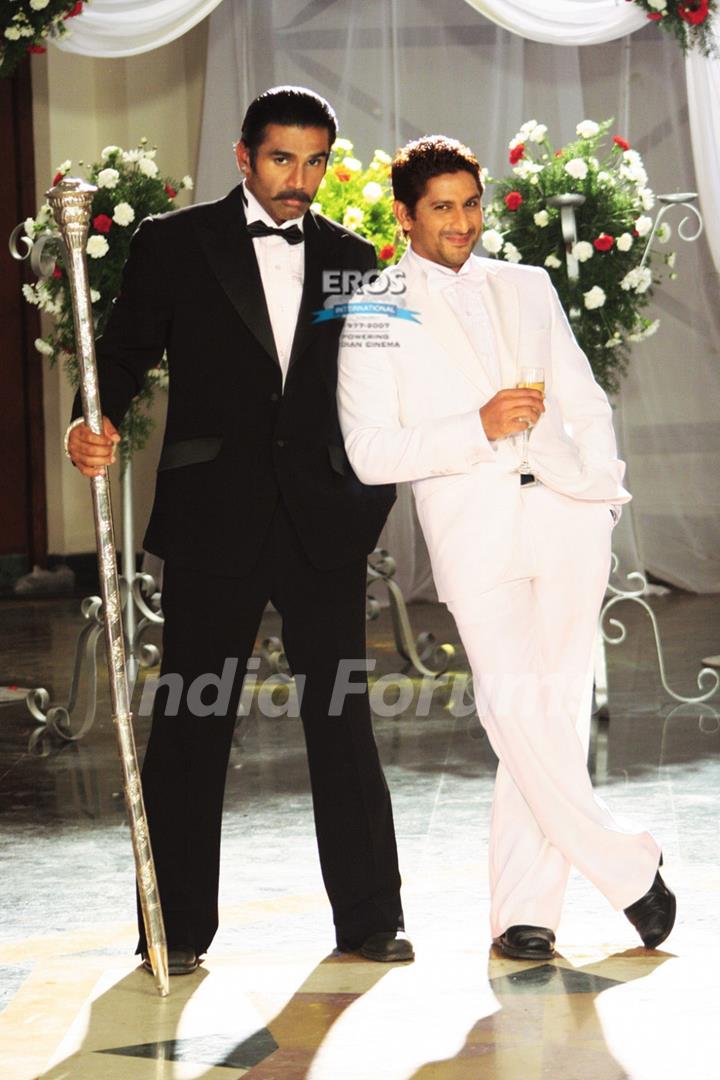 Sunil Shetty and Arshad Warsi in Mr. White Mr. Black movie