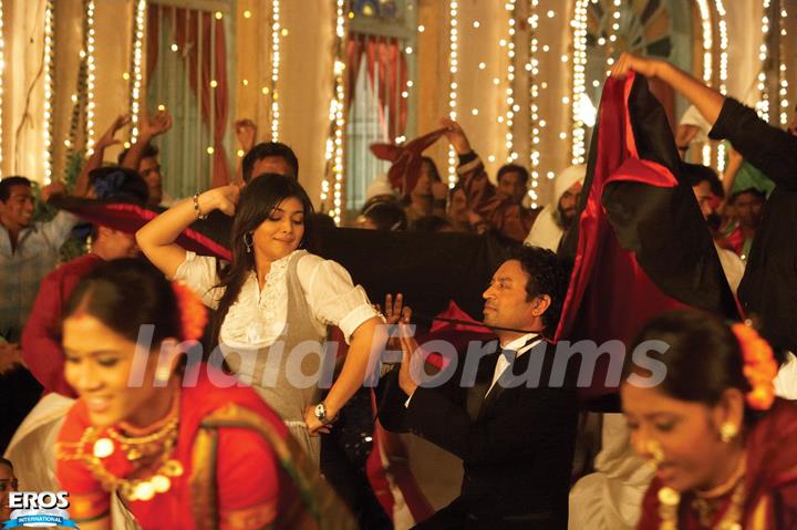 Ayesha Takia dancing with Irfan Khan