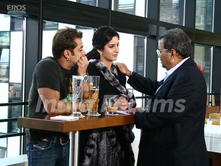 Salman and Katrina listening to Subhash Ghai