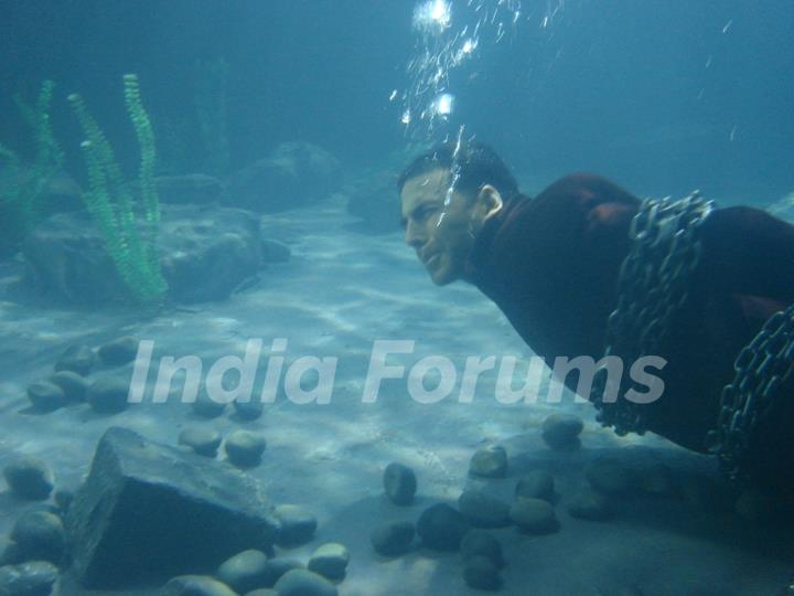 Akshay Kumar is under water