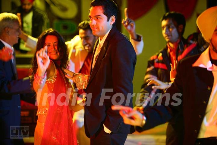 Abhay Deol and Parakh Madan dancing