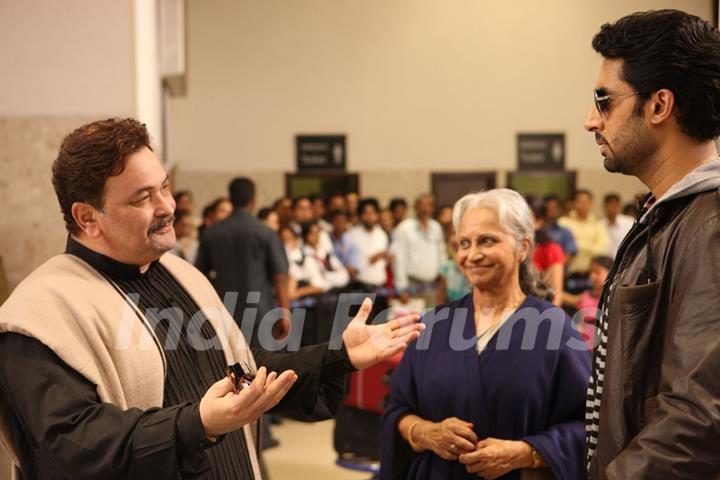 Rishi Kapoor,Waheeda Rahman and Abhishek Bachchan talking to each other