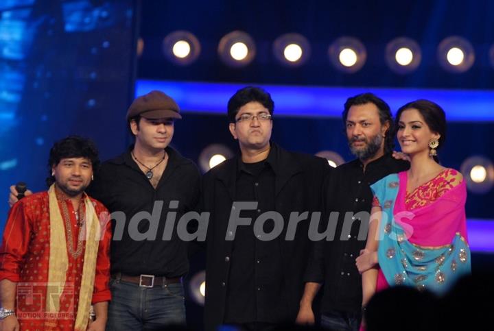 A scene to promote Delhi-6 movie in Indion Idol-4 show