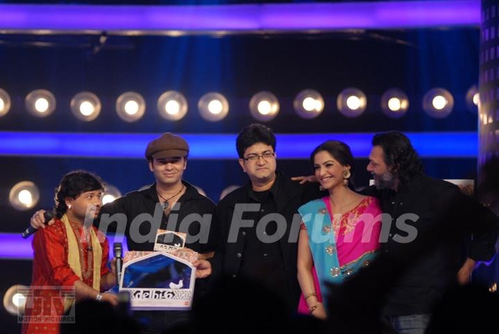 A scene to promote Delhi-6 movie in Indion Idol-4 show