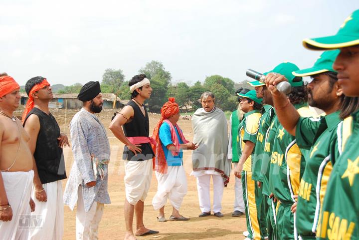 Sonu Sood and Johny Lever standing in opposite team