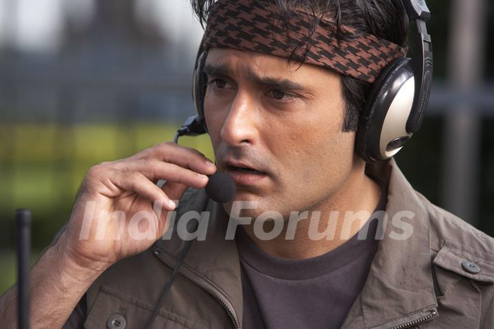 Akshay Khanna talking on a mic in Shortkut