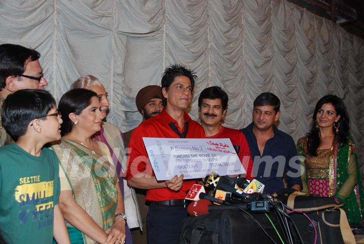 Shah Rukh Khan with Khichdi team