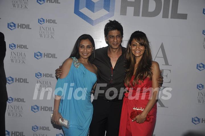 Shahrukh Khan with wife Gauri Khan and Rani Mukherjee at HDIL India Couture Week 2010