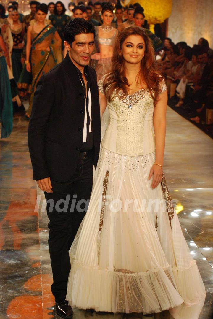 Aishwarya Rai showcasing on ramp for Manish Malhotra on day 1 of HDIL