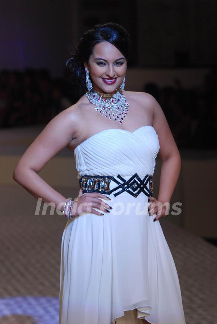 Sonakshi Sinha walks for Maheep Kapoor Show at HDIL India Couture Week 2010 Day 2