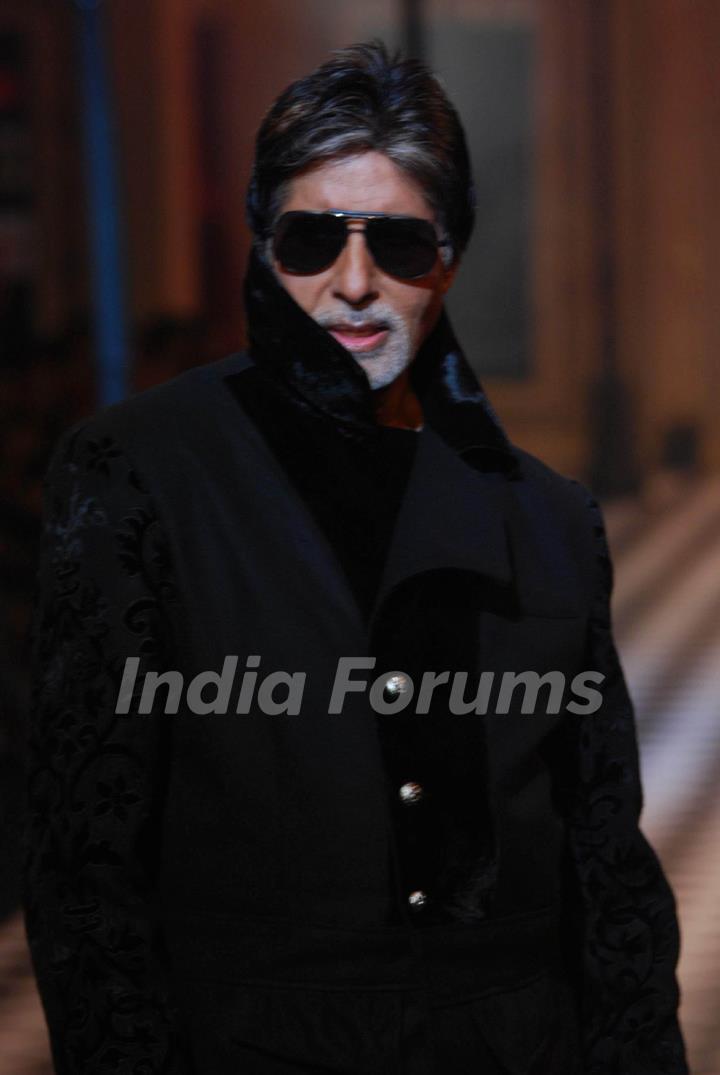 Amitabh Bachchan at HDIL India Couture Week 2010 Day 2